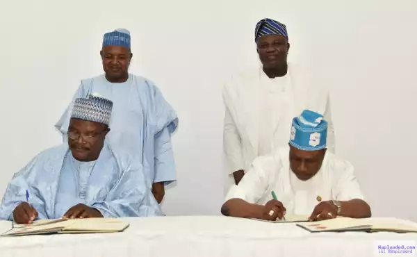 Photos: Govs. Ambode and Bagudu sign memorandum of understanding on development of comodity value chains at Lagos House